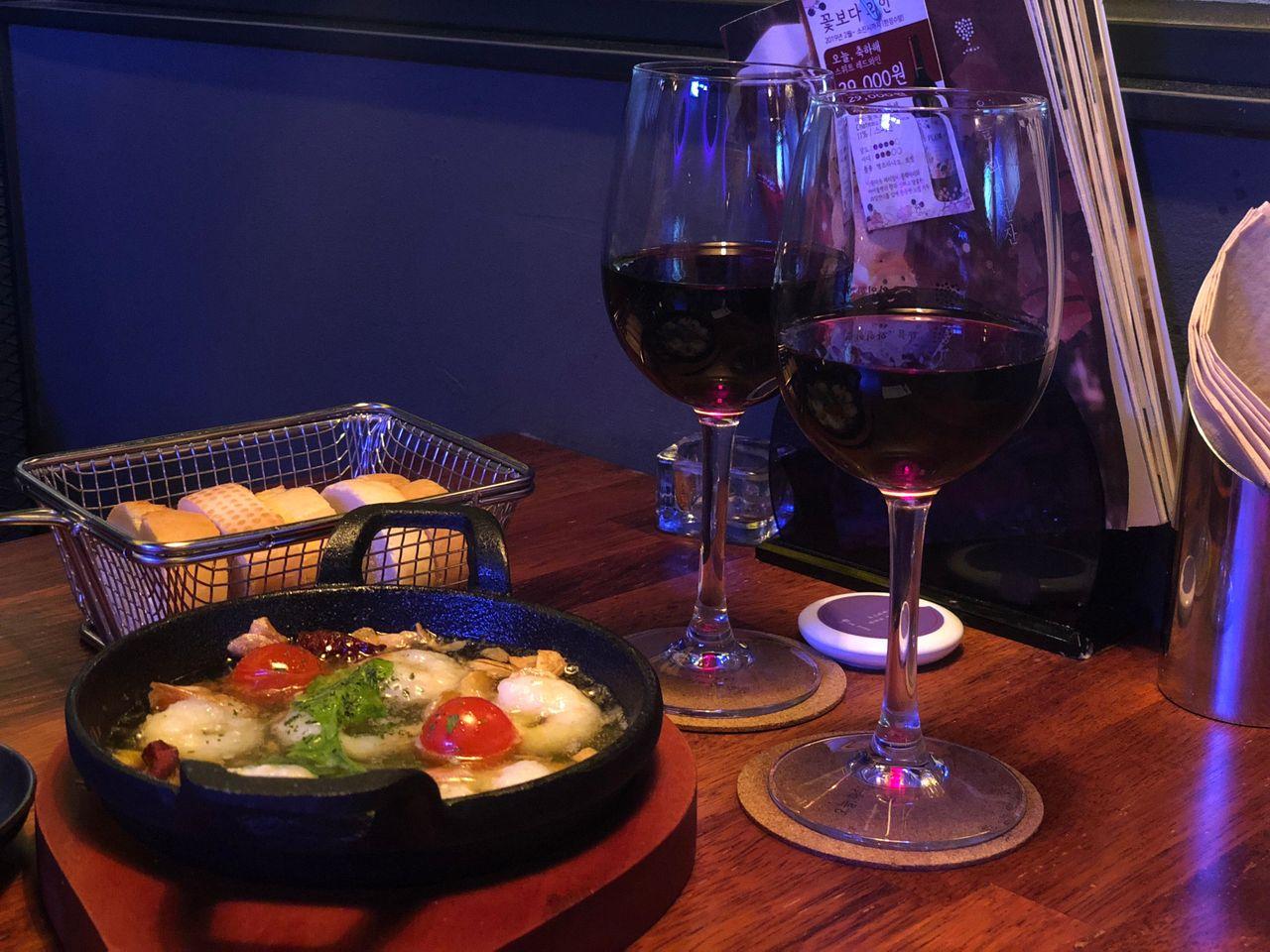 紅葡萄酒與簡單的下酒小菜，是放鬆談話的好去處。